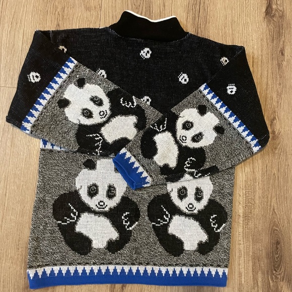 Bears Crossing Vintage Panda Turtleneck Sweater Blue
Accent Trim - Picture 5 of 10